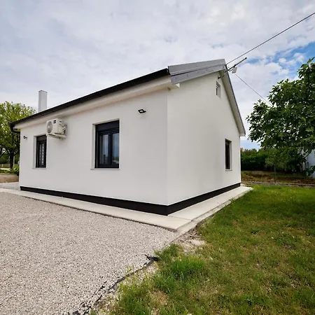 Holiday Home Central Vir Hébergement de vacances *