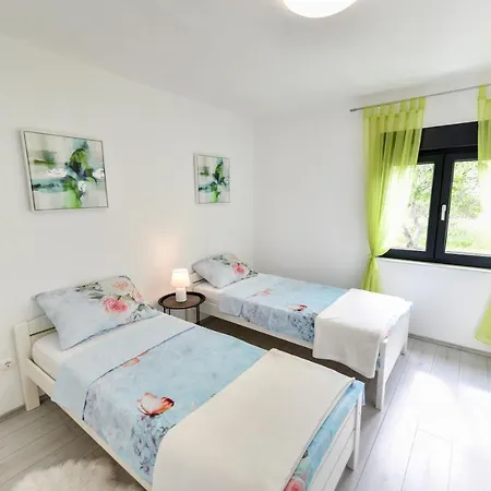 Holiday Home Central Vir Hébergement de vacances *