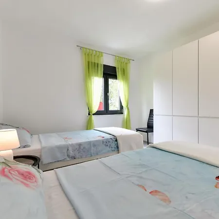 Holiday Home Central Vir Vir