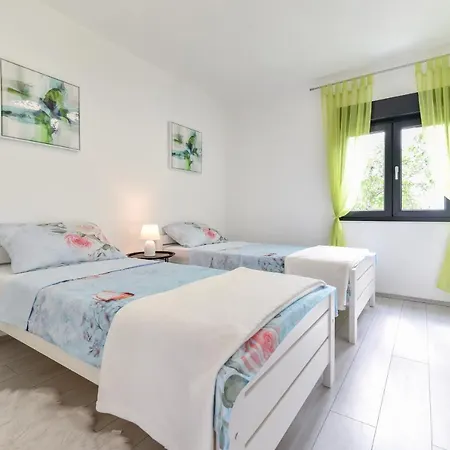 Holiday Home Central Vir Vir